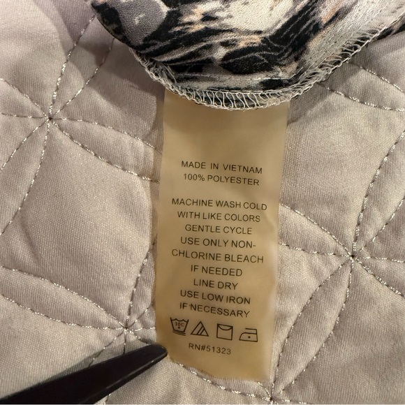 Vince Camuto Black & White Abstract Sleeveless Blouse - Size L - Picture 8 of 10